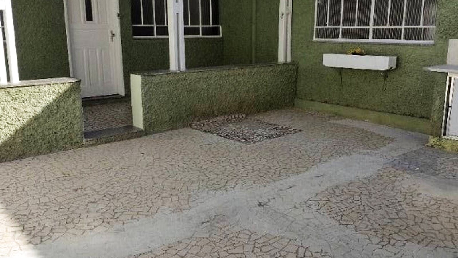 Conjunto de 3 casas em terreno de 363 m² na Avenida