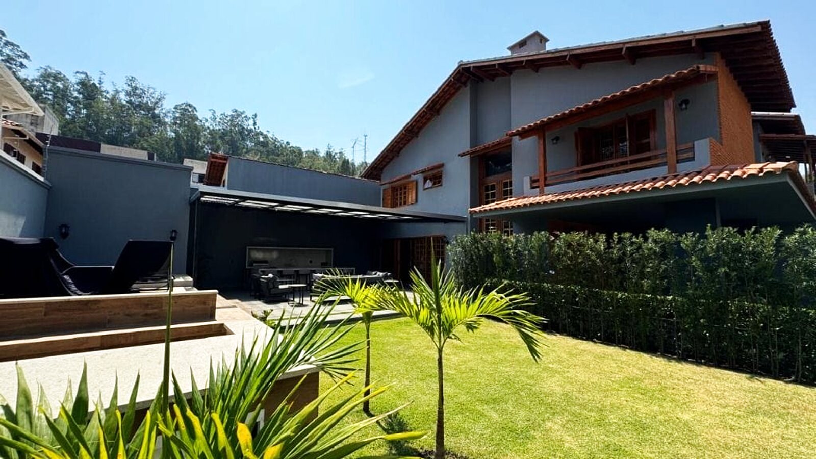 Casa de 4 suítes com piscina na Varginha