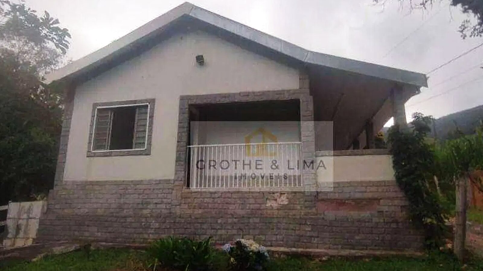 Chácara com casa e córrego
