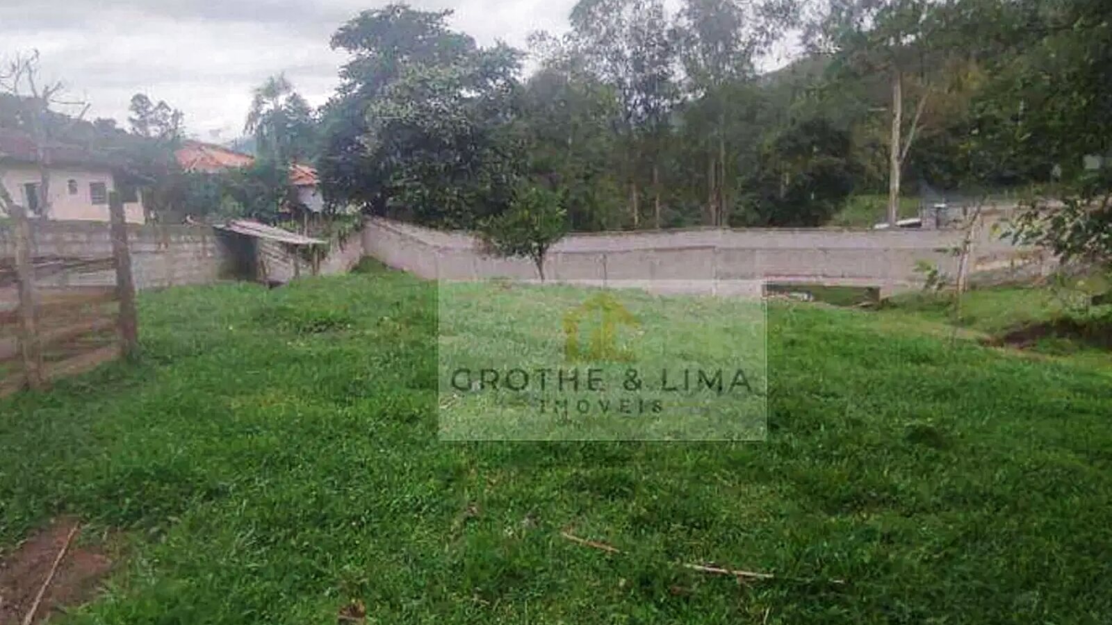 Sítio com córrego e acesso rural