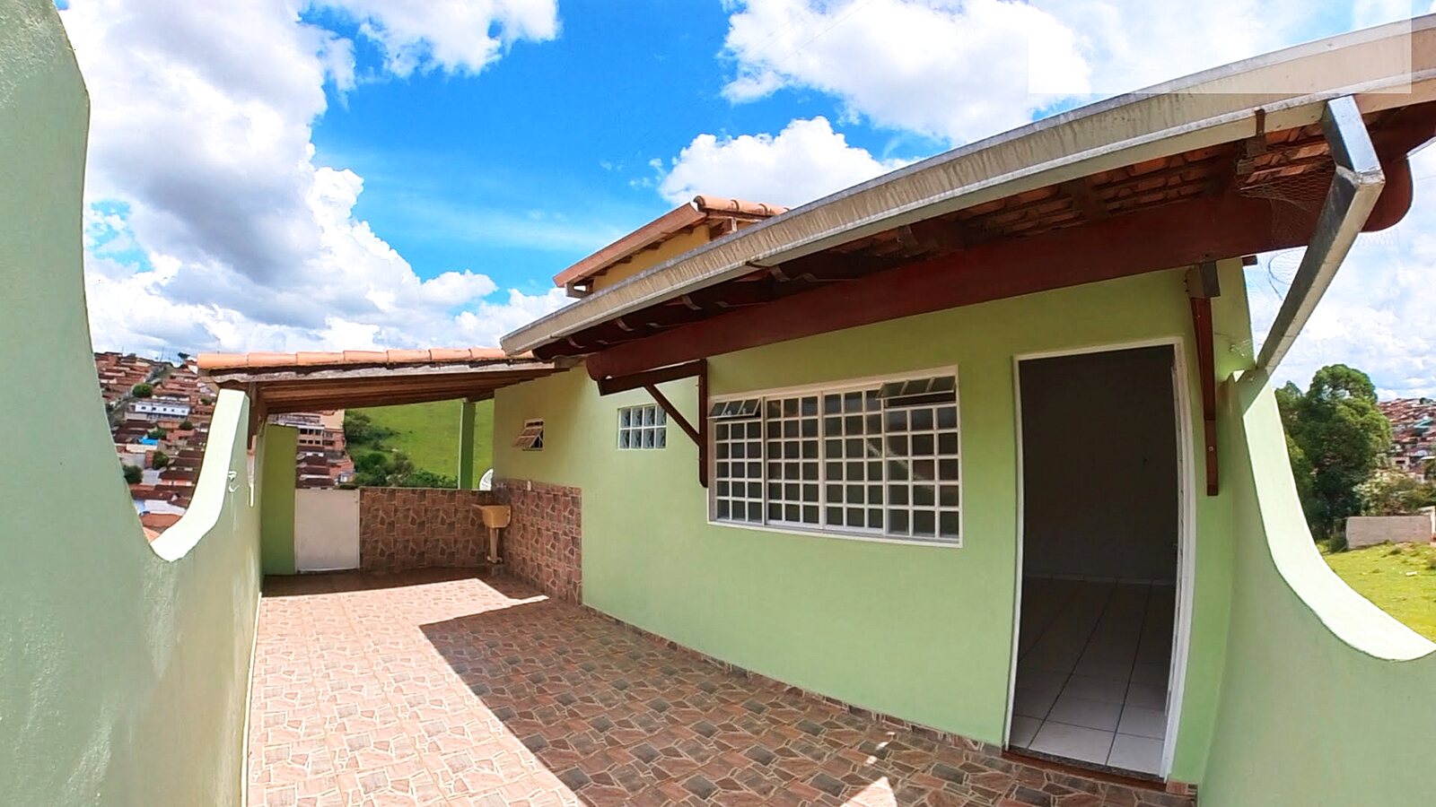 Casa de 4 quartos com ponto comercial no Jardim Bernadete