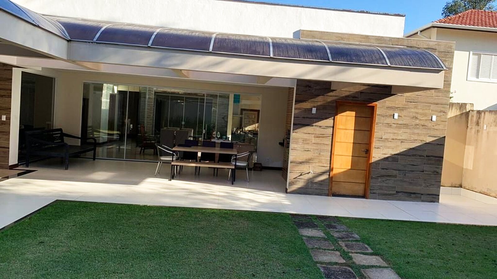 Casa de 3 suítes e 400 m² construídos em Santa Rosa
