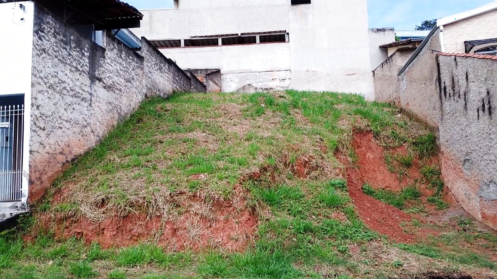 Terreno de 210 m² no Jardim das Colinas