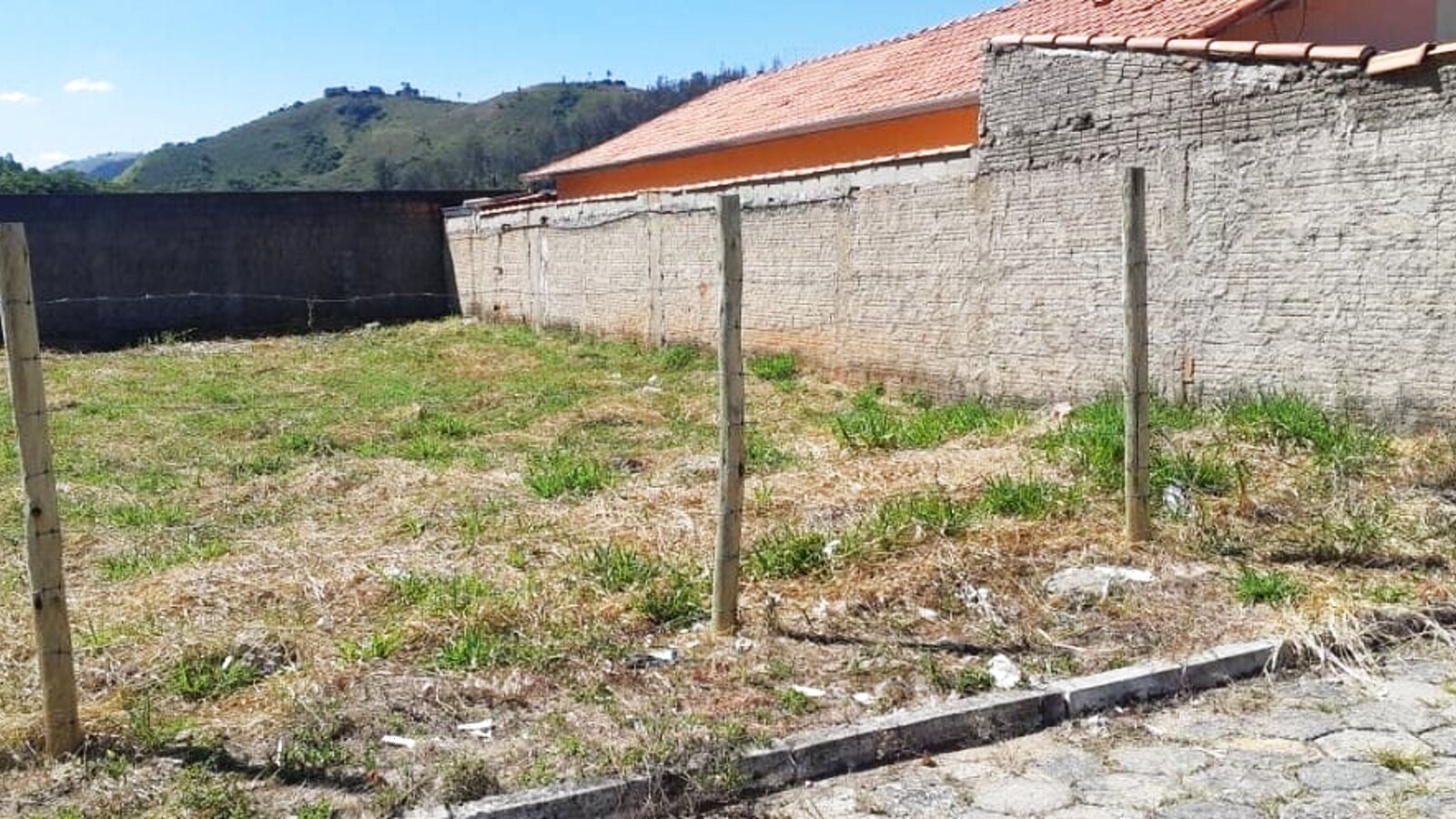 Terreno de 253 m² com muros laterais na Varginha